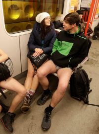 Nadšenci vyrazili do pražského metra bez kalhot