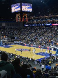 Zápas v NBA sledovala zaplněná O2 arena
