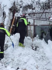 Záchranné práce v zavaleném hotelu v Itálii