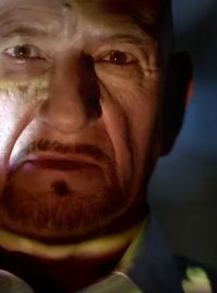 Ben Kingsley hraje v reklamě typického padoucha s britským přízvukem