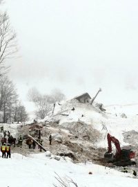 Italský hotel zničený lavinou