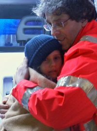 Záběr z videa zachycuje přeživší dívku v náručí záchranáře.