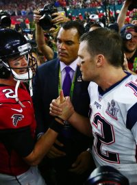 Americký fotbal je měřením quaterbacků. Matt Ryan s Tomem Bradym prohrál