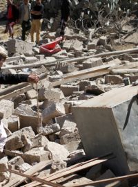 Lidé na troskách domu zničeného nálety Saúdy vedené arabské koalice v jemenském Saná (2. února 2017).