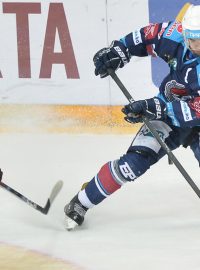 Michal Vondrka (vpravo) v utkání hokejové extraligy HC Sparta Praha - Piráti Chomutov