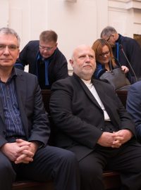 Soud v kauze Oleo Chemical - zleva šéf výroby firmy Radomír Kučera, jednatel Cokeville Assets Peter Kmeť a obžalovaný právník David Michal