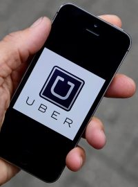 Logo aplikace Uber na chytrém telefonu.