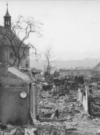 Emauzský klášter po bombardování z 14. února 1945.