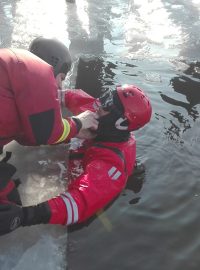 Hasiči na brněnské přehradě trénovali vytahování tonoucích z podledu za pomoci potápěčů