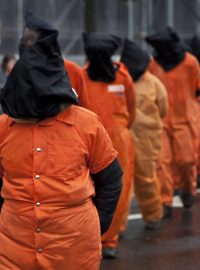 Demonstranti v charakteristických oranžových uniformách požadují uzavření věznice Guantánamo (archivní snímek z roku 2011).
