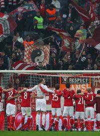 Fotbalisté Bayernu děkují fanouškům