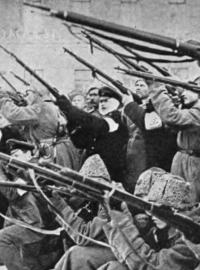 Útok na caristickou policii během prvních dnů revoluce.