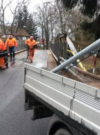 Most v Hoříně opravují svářeči