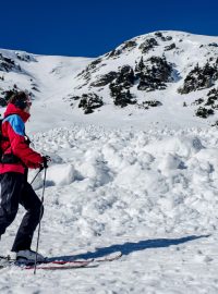 Do Malé kotelní jámy v Krkonoších spadla v polovině února zatím největší lavina letošní zimy. Měřila 425 metrů. Na snímku z 27. února je čelo laviny, které bylo vysoké 1,8 metru