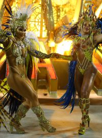 Závěrečné karnevalové defilé brazilských škol samby v Rio de Janeiru.