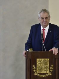 Miloš Zeman na tiskové konferenci, kde oznámil svoji další kandidaturu