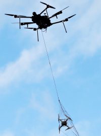 Americká firma Airspace Systems vyvinula dron, který chytá do sítě jiná malá bezpilotní zařízení