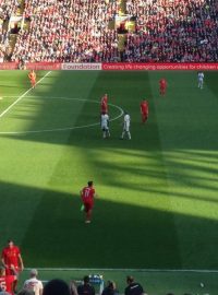 Exhibiční utkání se odehrálo na vyprodaném stadionu Anfield Road