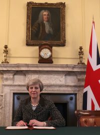 Premiérka Theresa Mayová při podpisu článku 50 Lisabonské smlouvy 28. března 2017