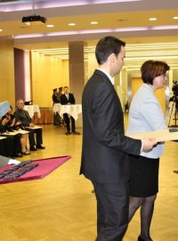 Náměstkyně ministra obrany Alena Netolická předává ocenění účastníkům odboje
