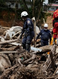 Záchranáři hledají oběti sesuvu půdy v Kolumbii.