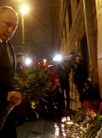 Ruský prezident Vladimir Putin položil květiny u stanice metra Technologický institut.