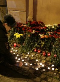 Lidé uctili oběti útoku v Petrohradě květinami a svíčkami.