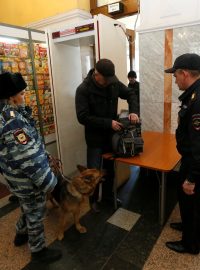 Ruští policisté prohledávají cestující na petrohradském nádraží