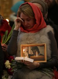 Lidé na zádušní mši za oběti útoku v moskevském metru