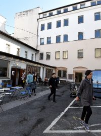 Filozofická fakulta Univerzity Karlovy otevřela multifunkční kampus v Hybernské ulicii, kavárna v přízemíí