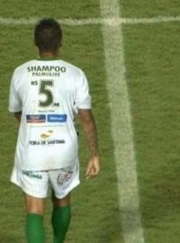 Na trávníku se tak objevil například šampon