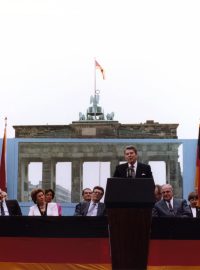 „Pane Gorbačove, otevřete tuto bránu! Pane Gorbačove, zbořte tuto zeď!“ pronesl americký prezident Ronald Reagan v roce 1987 před Braniborskou branou