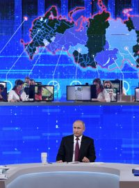 Vladimir Putin v televizní online show s názvem Přímá linka