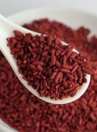 Červená rýže je označení pro tradiční čínskou potravinu, dochucovadlo a potravinářské barvivo