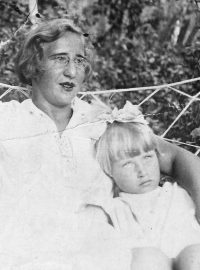 Irina Juřinová s maminkou v roce 1937