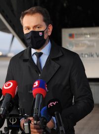 Slovenský premiér Igor Matovič (vpravo) na letišti v Košicích, kde přistála první zásilka ruské vakcíny Sputnik V