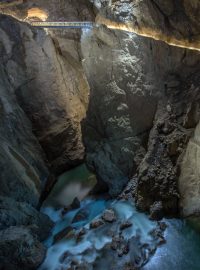 Dnes chodí návštěvníci v jeskyních po pohodlných osvětlených chodnících. První jeskyňáři ale používali jen lana, žebříky, svíčky, louče a později karbidové lucerny