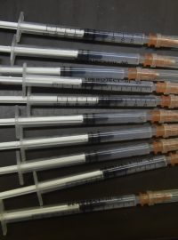 Injekční stříkačky s vakcínou proti koronaviru