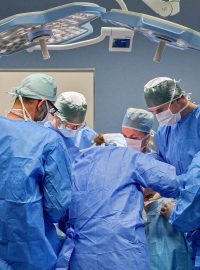 Lékaři v operačním sále