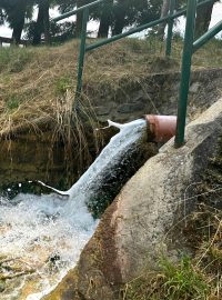 Voda z podzemí Rosicko-oslavanského revíru zatím vytéká do řeky Oslavy