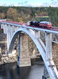 Zatěžovací zkouška na mostě přes přehradu Orlík u Červené nad Vltavou