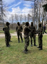 Cvičení vojáků v parku Bohemia