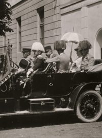 František Ferdinand d`Este s chotí při odjezdu z kasáren v Sarajevu 28. 6. 1914, krátce před prvním atentátem. Vpředu řidič Leopold Lojka, osobní myslivec Gustav Schneiberg, uprostřed hrabě František Harrach a generál Oskar Potiorek