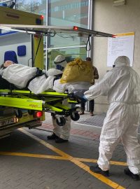 Dva pacienti s nemocí covid-19 ve vážném stavu byli odvezeni do dvou pražských nemocnic