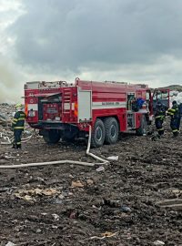U Vřesové hasiči zasahují u požáru skládky komunálního odpadu