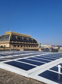 Národní divadlo, fotovoltaické panely na střeše provozní budovy ND