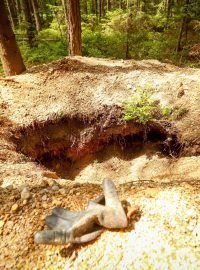 Jáma po nelegální těžbě vltavínů v lese na Novohradsku v jižních Čechách