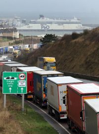 Tisíce kamionů čekají desítky hodin na nalodění na trajekty do Británie