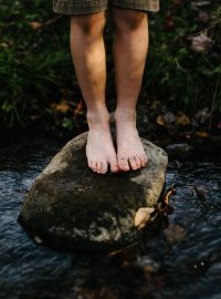 Nohy, příroda, potok, dítě