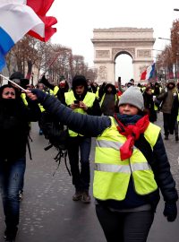 V Paříži se v sobotu k protivládním protestům sešlo zhruba 3000 členů hnutí takzvaných žlutých vest, tedy mnohem méně než v uplynulých týdnech.